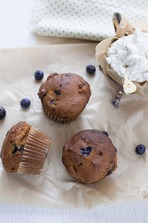 blueberry_muffins_table_cream